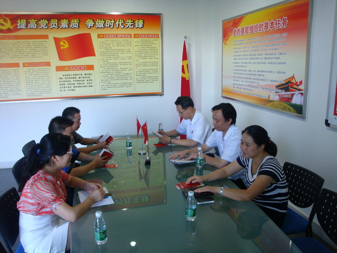 中世发印刷（第二支部）组织党员和入党积极分子学习党章和社工委的党建文件