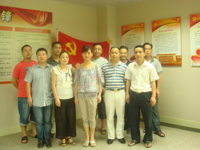 迪服装（第四支部）组织党员和入党积极分子学习党章和社工委党建资料