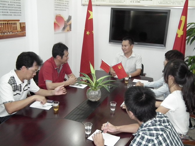 汉兴商贸（第五支部）组织党员和入党积极分子学习党章和社工委党建资料